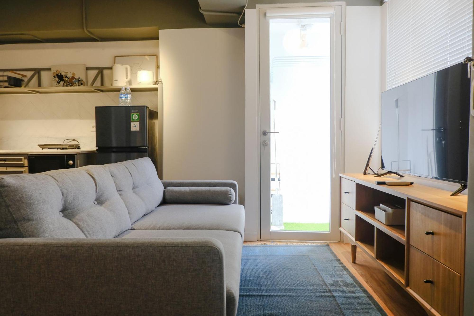 With Private Living At Jarrdin Cihampelas By Travelio