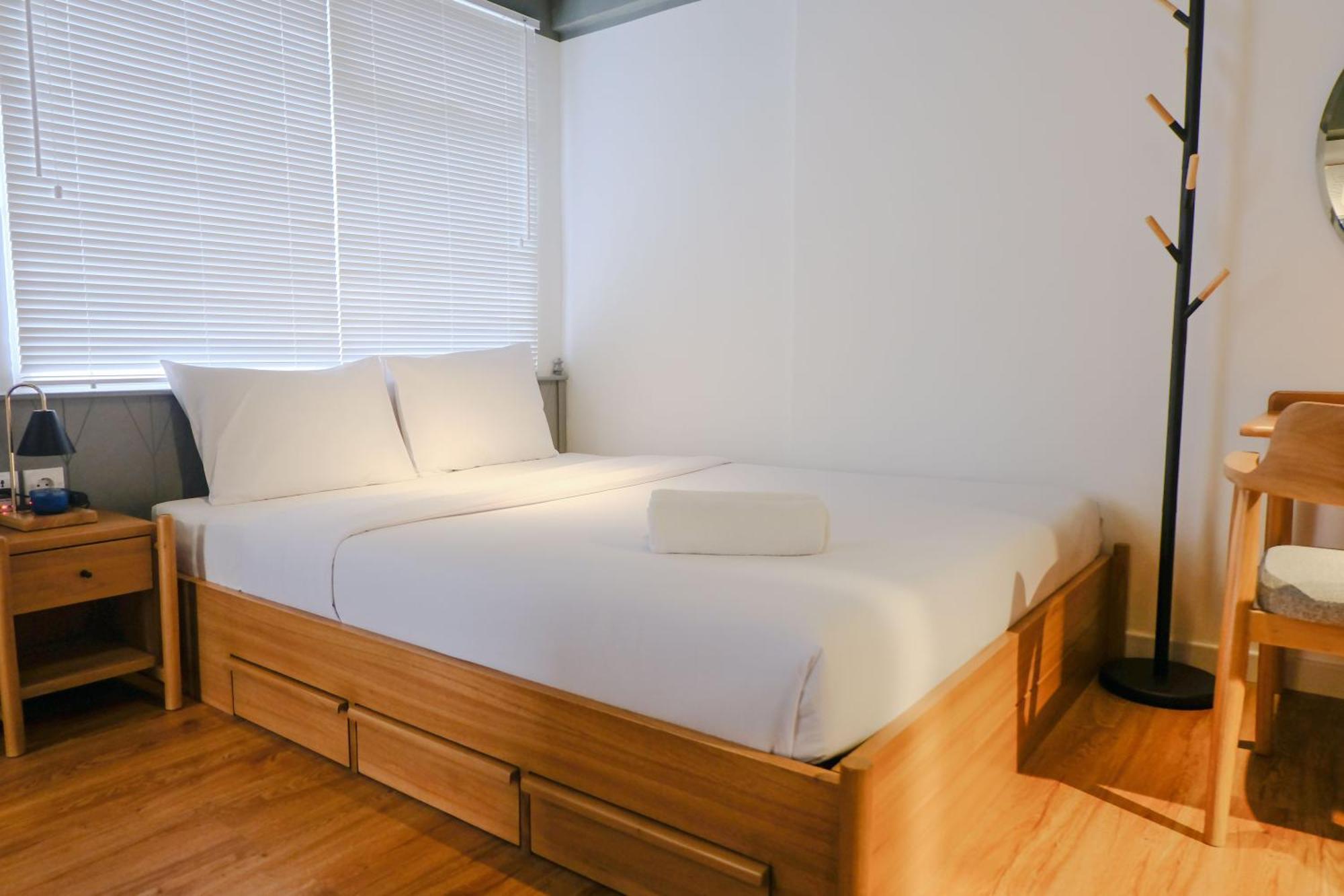 With Private Living At Jarrdin Cihampelas By Travelio Apartemen